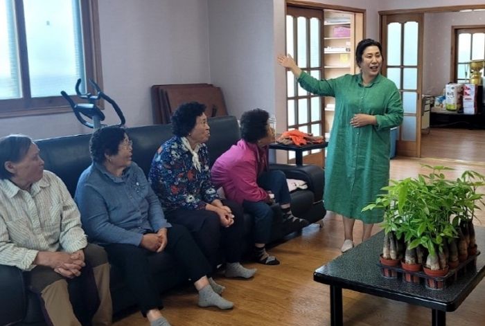 백암면이 경로당 어르신을 대상으로 원예 프로그램을 진행한다.