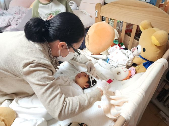 양평군 전문인력이 한 산모의 집에 방문해 신생아의 건강발달상태를 검사하고 있다.