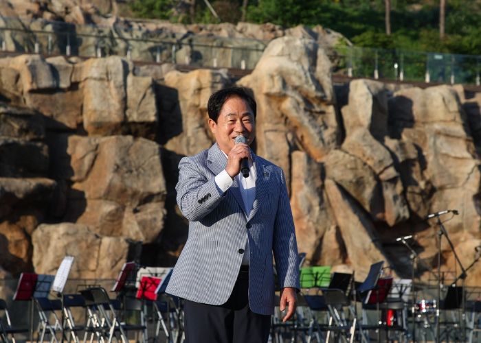 연주회 시작 전 시민들과 소통하는 주광덕 남양주시장