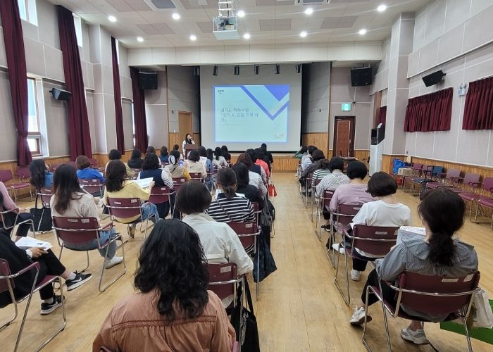 구리시종합사회복지관 생활관리사 대상 인공지능(AI) 간편 치매 체크 사용법 교육