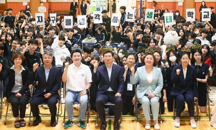 이상일 용인특례시장이 지난 22일 기흥구 영덕동 흥덕중학교에서 ‘기후 위기 대응과 남극 이야기’를 주제로 환경 특강을 했다.