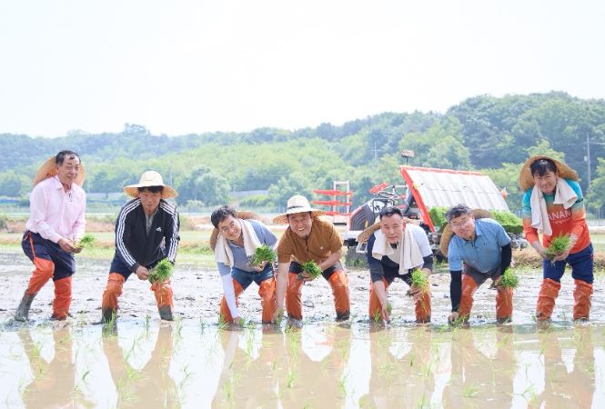 김동연 지사, 여주시 모내기현장 찾아 청년농업인 격려