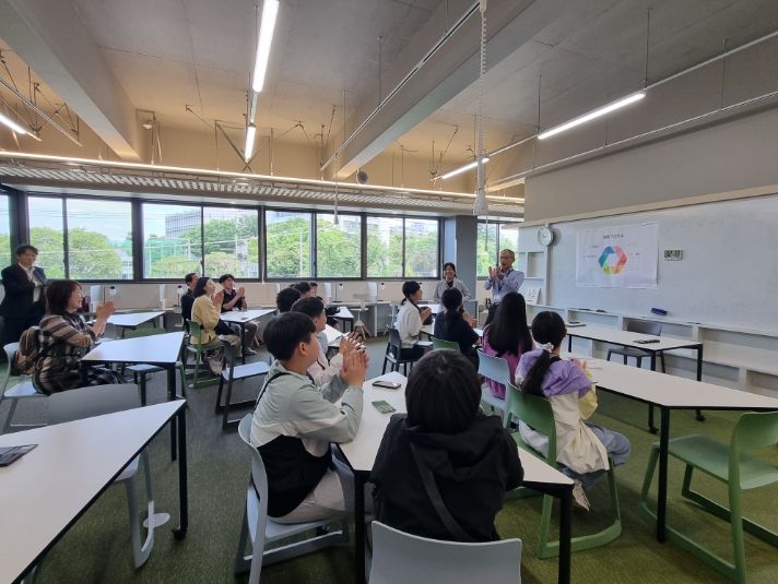 도쿄달튼학교 과학센터에서 질의응답하는 학생들