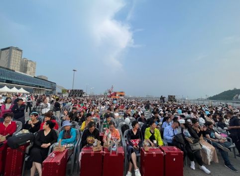 1883인천맥강파티 메인 공연장에서 관람하는 외국인 관광객들
