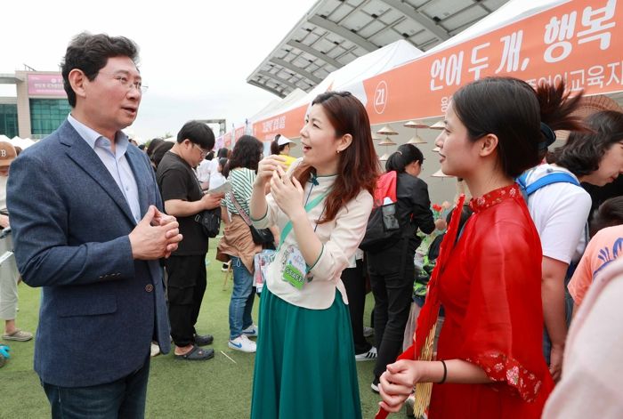 지난 25일 용인특례시청 하늘광장에서 열린 ‘2024 온 가족 다문화 축제 We are Family’에서 시민들과 인사를 나누고 있는 이상일 시장
