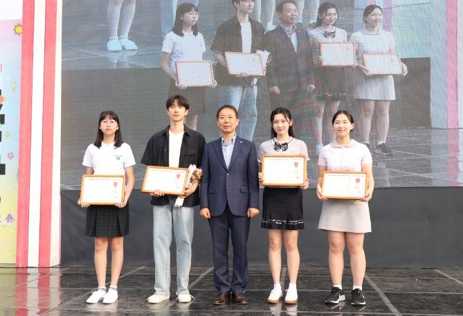 장영근 안양시 부시장이 25일 청소년의 날 기념식에서 '안양시 청소년상'을 받은 학생들과 기념촬영을 했다