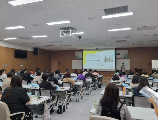 성남시가 24일 성남시의료원에서 2024년 상반기 지역사회 감염예방 관리교육을 실시하고 있다