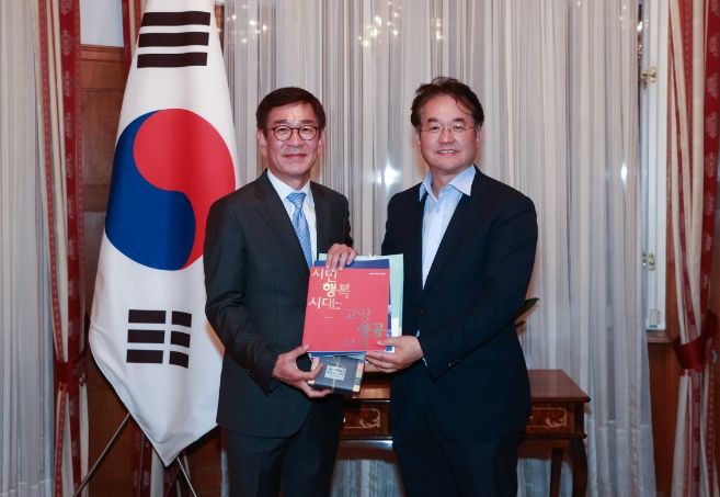 함상욱 주오스트리아 대한민국 대사(왼쪽), 이동환 고양특례시장(오른쪽)