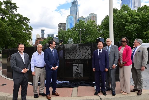 유정복 인천광역시장이 미국 뉴저지 저지시티(Jersey City) 한국전쟁기념공원에서 열린 인천시 기념비 헌정식에서 스티븐 풀롭(Steven Fulop) 저지시티 시장, 조셉 파나핀토(Joseph A Panapinto Sr.) 파타핀토 프로퍼티스 회장 등 참석자들과 제막식을 하고 있다.