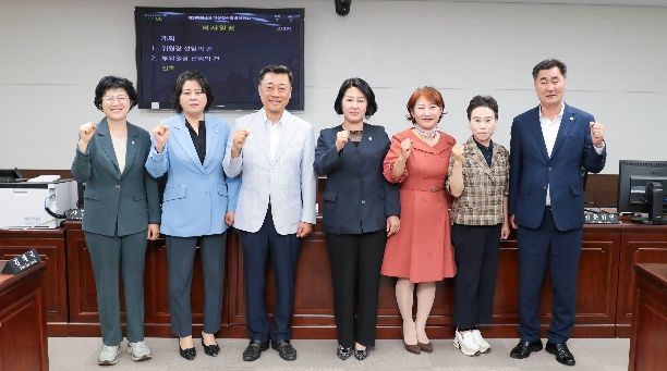 제290회 안산시의회 제1차 정례회 예산결산특별위원회가 3일 위원 선임과 위원장 및 부위원장 선출을 마쳤다. 사진 왼쪽부터 박은경 김진숙 김재국 황은화 현옥순 이지화 유재수 위원의 모습.