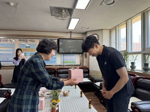 인천동부교육지원청, '발령 100일' 축하 선물로 중등 신규 교사 격려