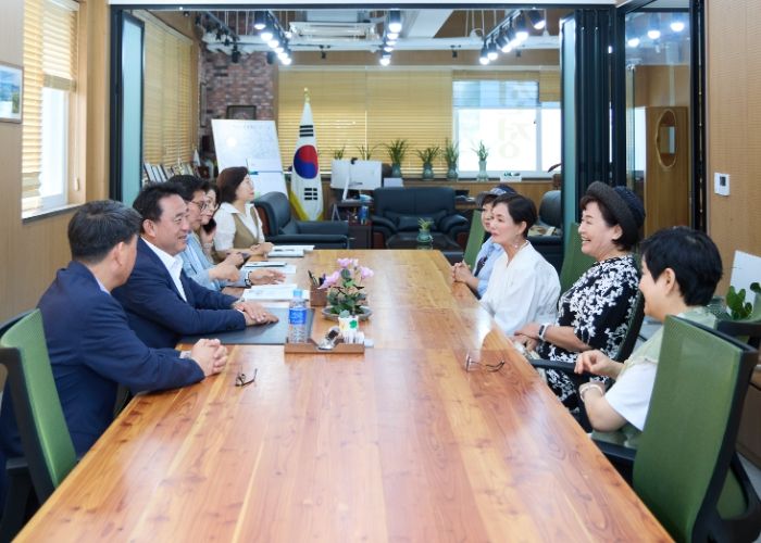 여주세종문화관광재단 '박원숙의 같이 삽시다' 도자기 경매 기부금 기탁식 개최