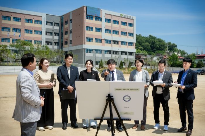 남양주시의회 자치행정위원회가 퇴계원중학교 운동장 지하공영주차장 건립사업현장을 점검하고 있다.