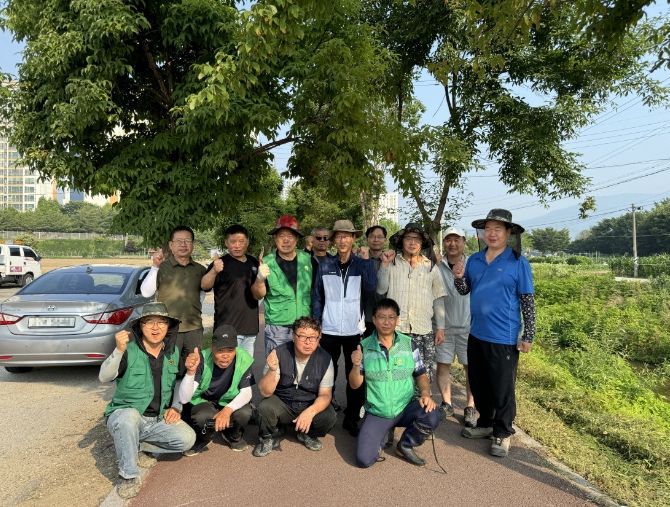 포천시 소흘읍 새마을지도자협의회, 하천변 환경 정화 활동 실시