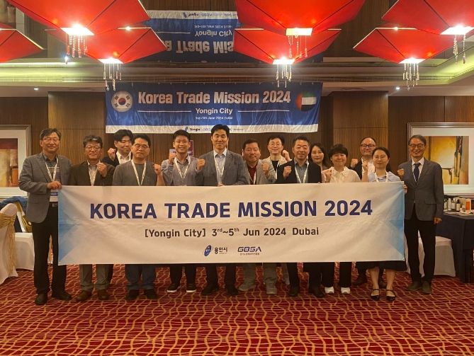 용인특례시 해외시장 시장개척단이 지난 4일 아랍에미리트 두바이에서 상담회 후 기념촬영을 하고 있다