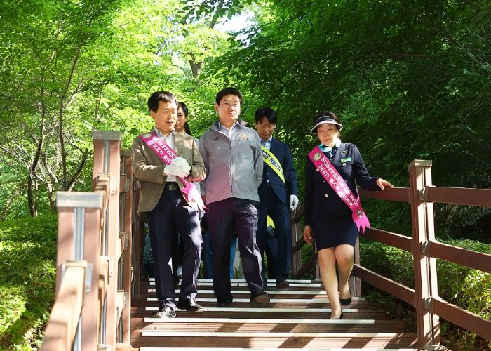 이상일 용인특례시장이 13일 중일초등학교에서 열린 통학로 교통안전 캠페인에 참석하고, 학교 주변 통학로 환경 개선을 위해 현장을 직접 살폈다.
