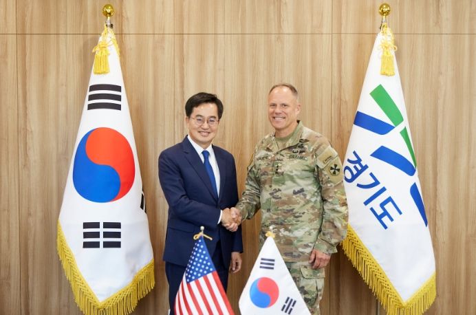 17일 오후 경기도지사 집무실에서 김동연 경기도지사와 크리스토퍼 라니브(Christopher LaNeve) 신임 미8군사령관이 면담을 하였다.