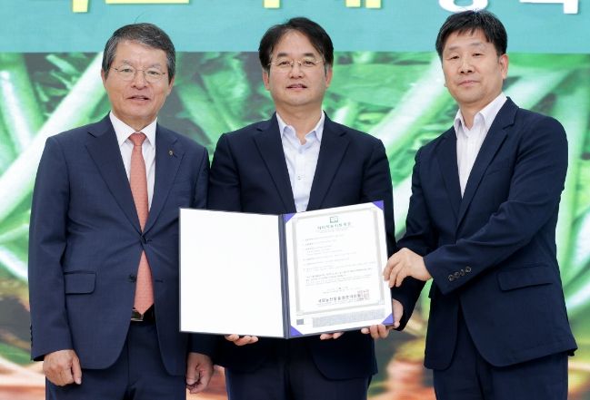 일산열무 지리적표시등록증을 들고 기념포즈를 취하고 있는 이동환 고양특례시장