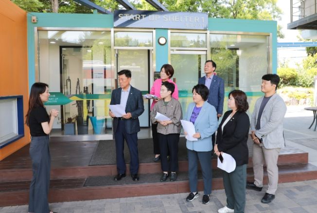 안산시의회 기획행정위원회 위원들이 18일 행정사무감사 관련 현장활동을 실시했다.