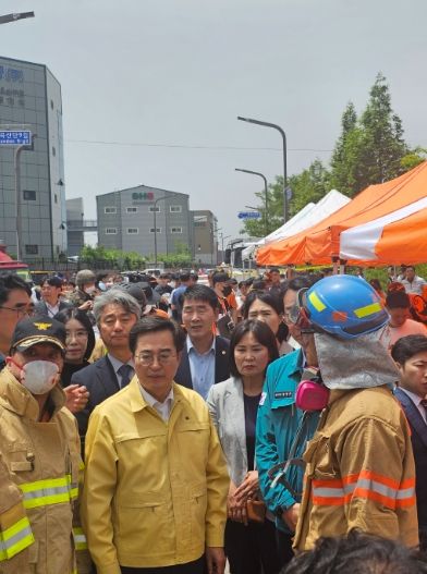 화성시 일차전지 제조업체 화재 긴급 방문한 경환위 의원들