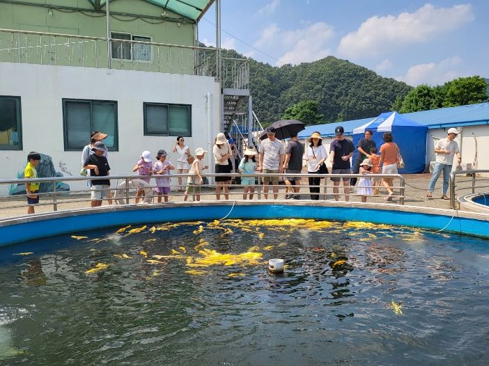 생태체험학교 먹이주기