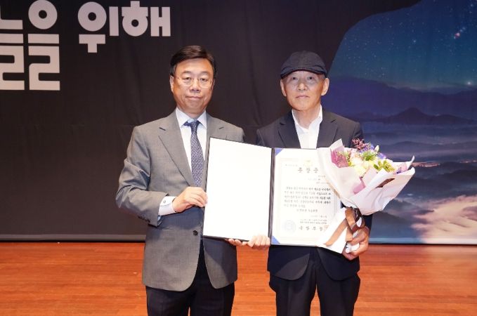 6·25 참전용사 유족에 무공훈장 전수(신상진 성남시장과 고(故) 윤영 상병의 동생 윤철 씨)