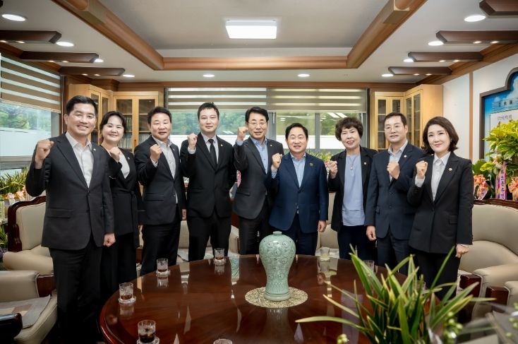 제9대 남양주시의회 후반기 의장단과 양당대표는 의장실에서 주광덕 시장과 간담회를 가졌다.