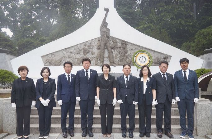 용인특례시의회, 현충탑 참배하며 제9대 후반기 활동 시작