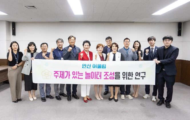 간담회 후 기념촬영에 임하고 있는 참석자들의 모습