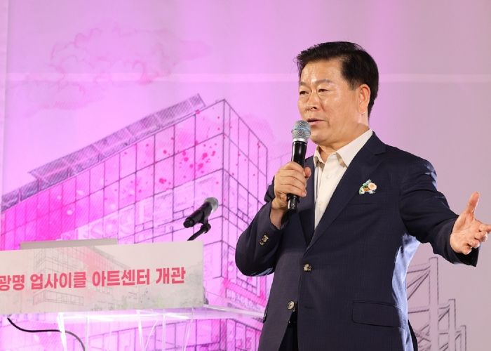 광명시는 3일 오후 2시 하안동 시민체육관 내 광명업사이클아트센터 1층 전시장에서 개관식을 개최했다.