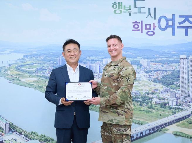 美 8군 사령관, 이충우 여주시장에 감사장 전달