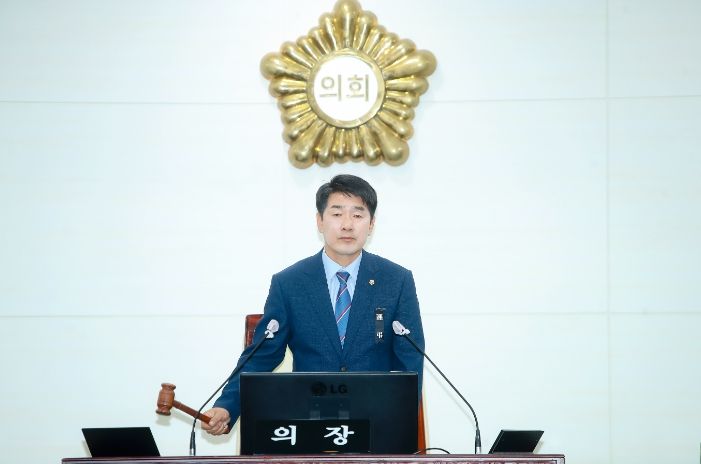 제233회 화성시의회 임시회에서 의사봉 타봉중인 배정수의장