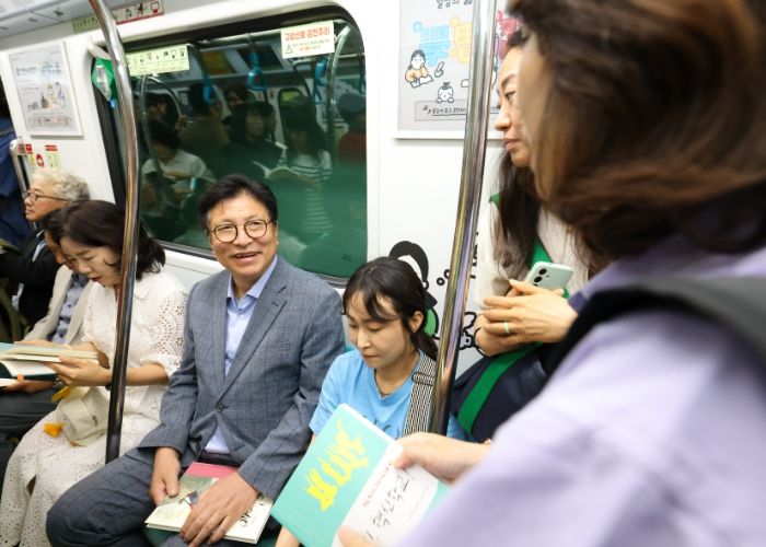 도성훈 인천광역시교육감, 대중교통 이용 시민과 함께 '반려책 들고 모여!' 행사