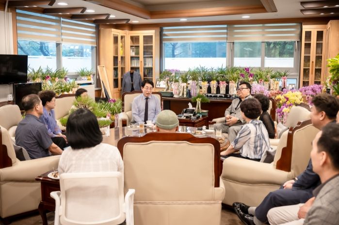 조성대 의장이 지역 주민들과 간담회를 진행하고 있다.