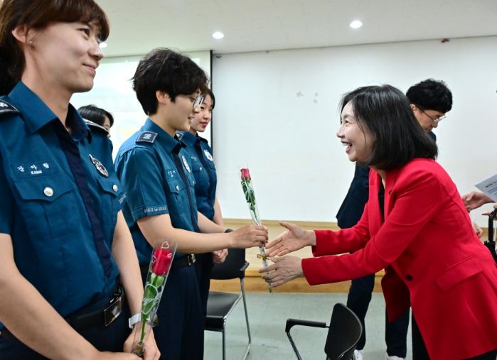 여성 경찰 기동대원에 장미꽃 전달하는 최호정 의장