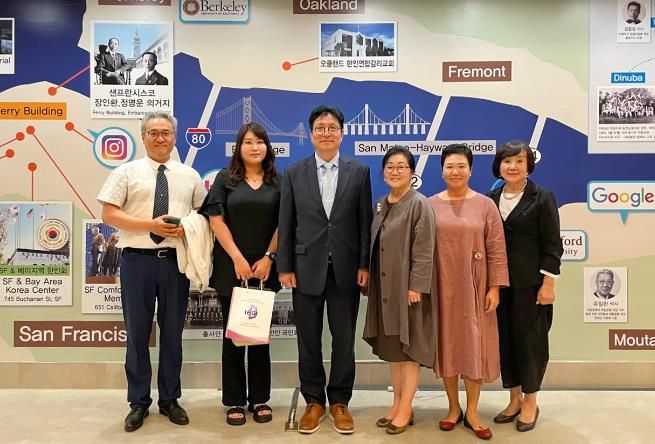 도성훈 교육감이 샌프란시스코 한국학교 관계자들과 한인센터 전시 공간에서 기념 촬영을 하고 있다.