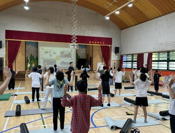 스트레칭을 통한 척추와 목 근육 이완 체조