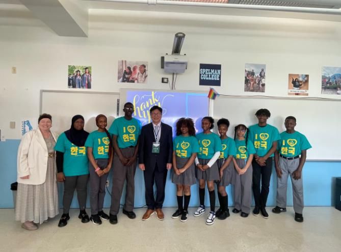 도성훈 교육감이 데모크라시 프렙 공립고등학교 (Democracy Prep High School) 한국댄스동아리 학생들과 기념 촬영을 하고 있다.