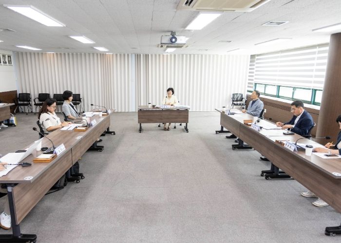 안산시의회 의원 연구단체 ‘기금의 정석’이 지난 10일 의회 대회의실에서 연구용역 착수보고회를 개최했다. 사진1은 이날 보고회 중 한 장면이고, 사진2는 참석자들이 기념촬영에 임하고 있는 모습.
