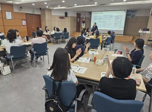 용인특례시는 11일 시청 비전홀에서 ‘경력형성형 공공일자리’ 참여 근로자를 대상으로 ‘맞춤형 취업역량 강화 교육’을 했다.