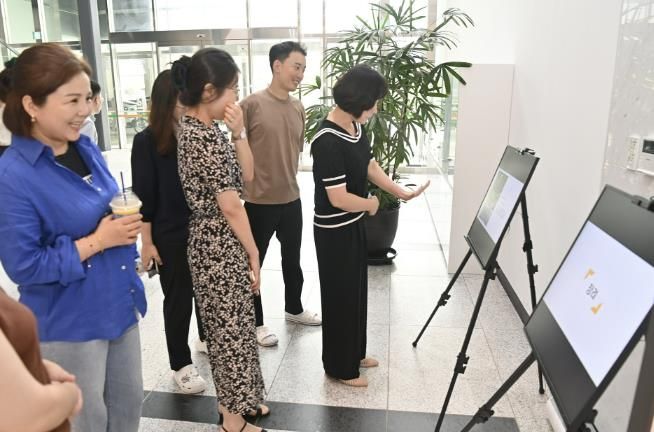 시민들이 하남시청 별관 1층 로비에서 열린 「찾아가는 가족사랑 사진관」 전시회를 방문해 작품을 감상하고 있다.