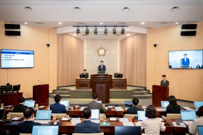 남양주시의회 조성대 의장이 제305회 임시회에서 개회사를 하고 있다.
