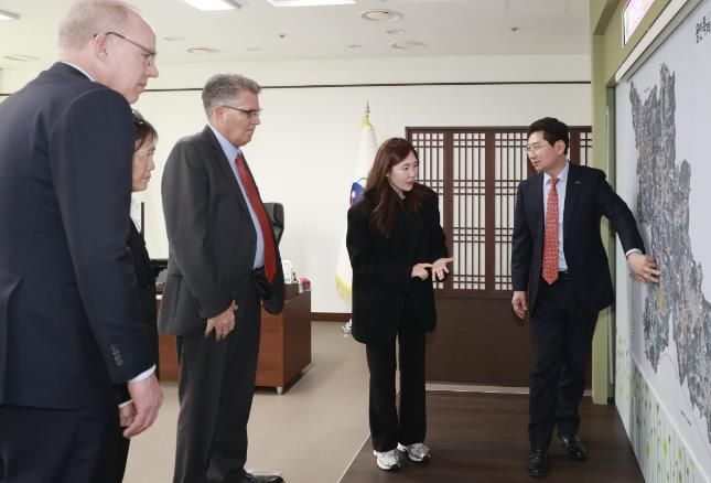 지난 2월 용인특례시를 방문한 윌리엄슨 카운티 관계자들에게 이상일 용인특례시장이 시의 반도체 육성 정책을 소개하고 있는 모습