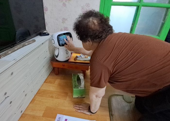 안성시, 독거어르신 대상 AI 로봇 건강관리 서비스 실시