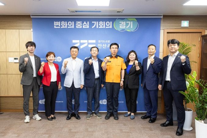 안산시의회 의장단이 최근 유관 기관 및 단체 방문을 실시하고 제9대 의회 후반기 의장단의 출범을 알렸다. 사진은 의장단이 22일 안산소방서를 방문한 모습.