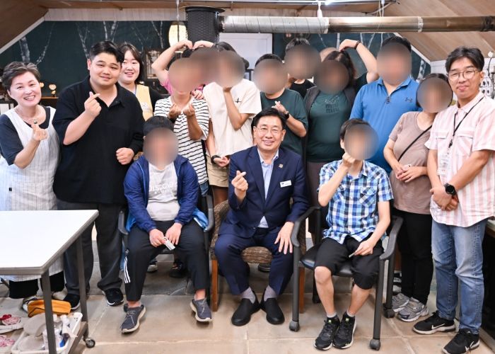 쪽구름농원 치유농장에 방문한 전진선 군수