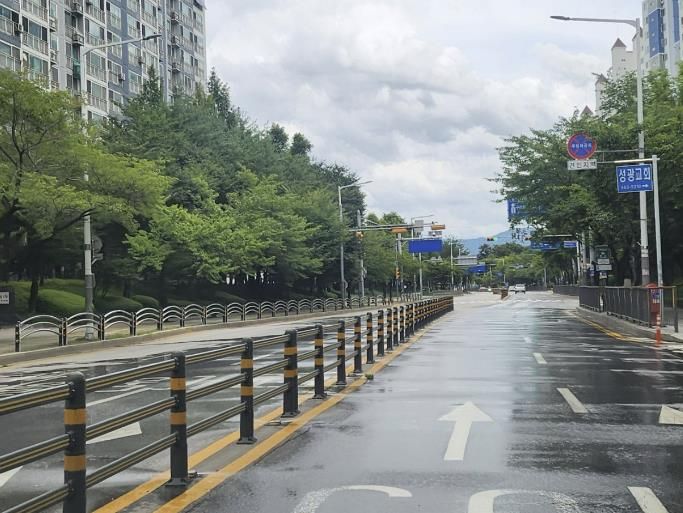 폭염특보 발령에 따른 구리시 도로 자동 청소시스템(검배로) 추가 가동 운영(12시~16시) 모습