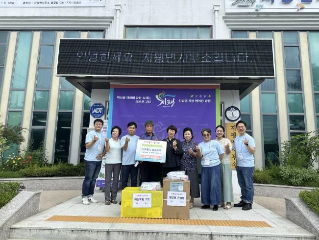 일신교회 물품 기탁 단체사진