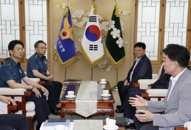 왼쪽끝 김봉식청장 오른쪽 하시장