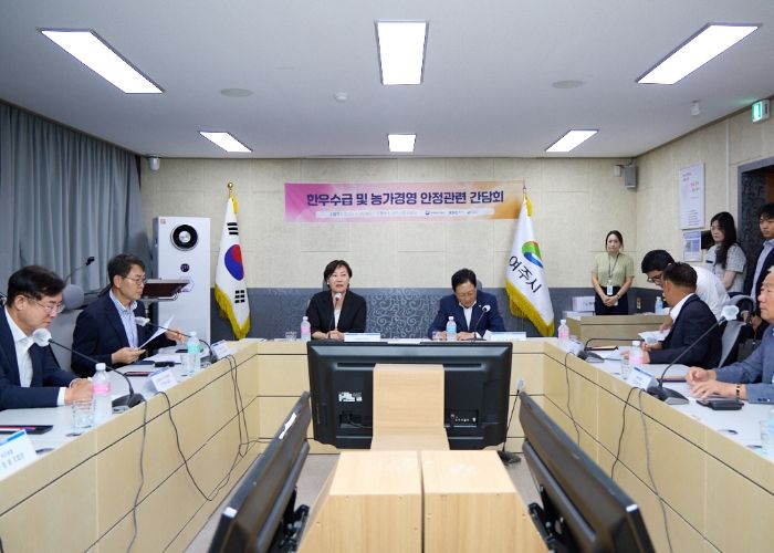 송미령 농림축산식품부 장관과 관계자들이 한우산업 현황에 대해 간담회를 갖고 있다.